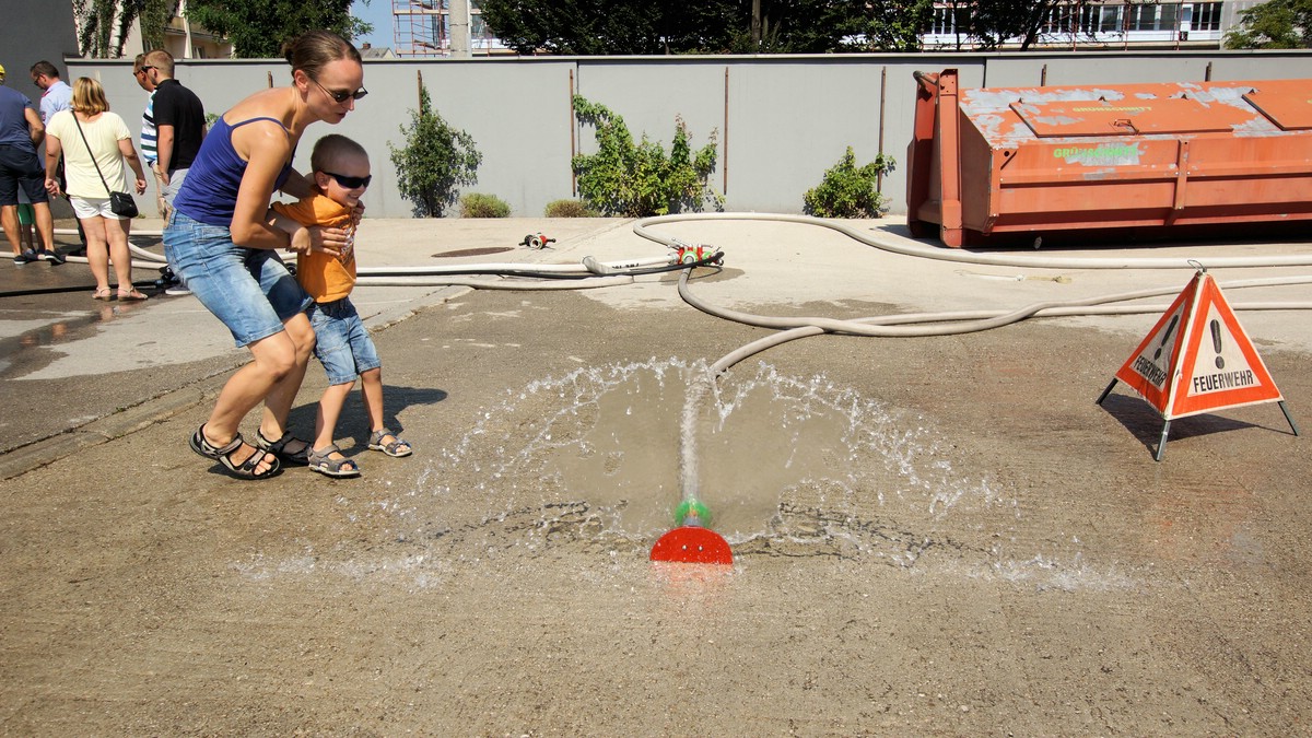 O Fotomagazin /  Tag der offenen Tr 2015 der Berufsfeuerwehr Linz  /  Abkhlung bei ca. 36 Grad Celsius